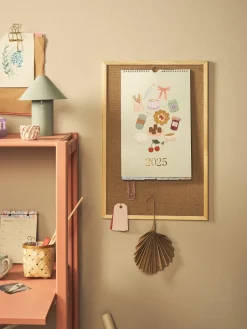 Søstrene Grene Papirvarer^Familiekalender 2025