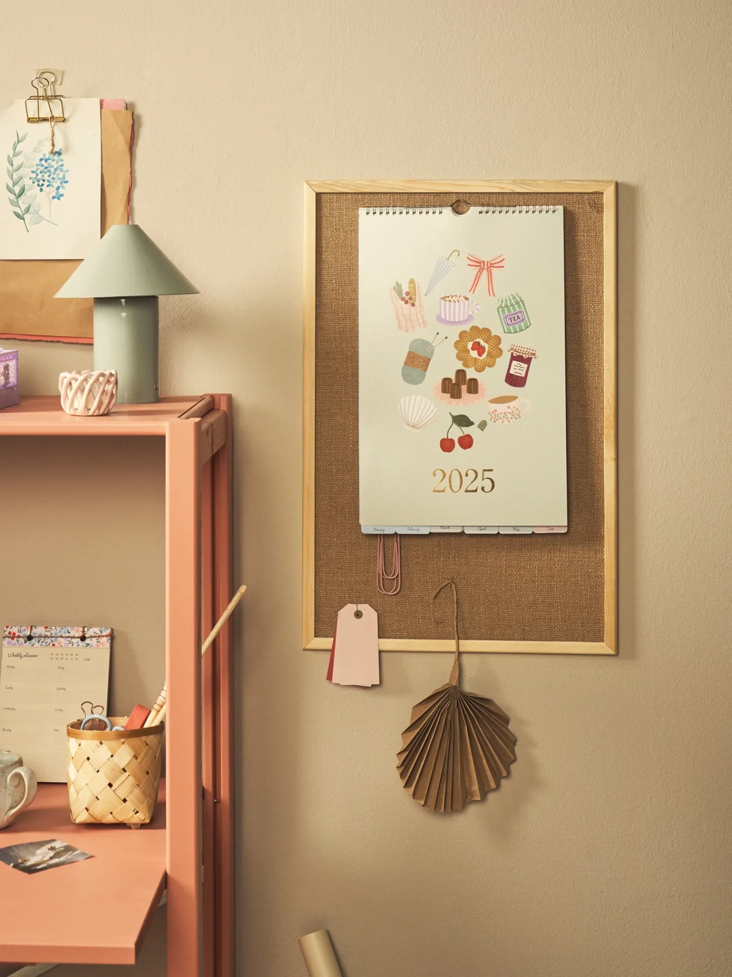 Søstrene Grene Papirvarer^Familiekalender 2025