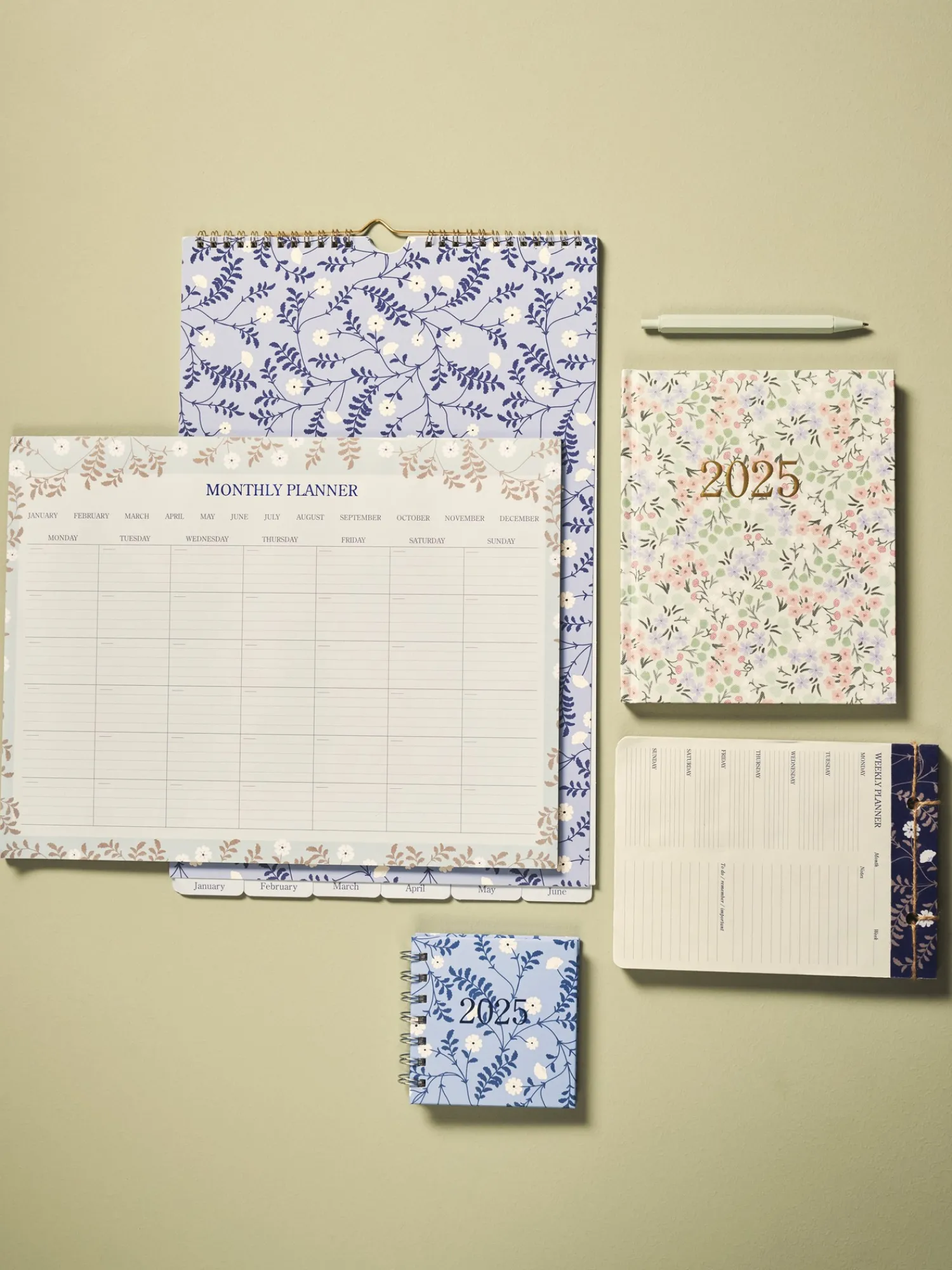 Søstrene Grene Papirvarer^Familiekalender 2025