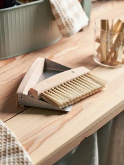 Søstrene Grene Rengøring^Fejebakke Og Kost Til Bordet