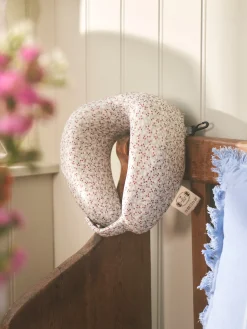 Søstrene Grene På Farten^Nakkepude